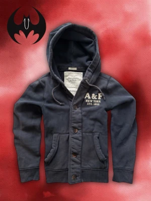 Mörkblå Abercrombie & Fitch Kofta  - A&F mörkblå Kofta | mycket bra skick | Size S/M | Längd: 64cm Axelbredd: 46cm Armlängd: 66cm | Modell, 178cm 60kg | Lägg endast bud med avsikt att köpa, inga fördröjning!