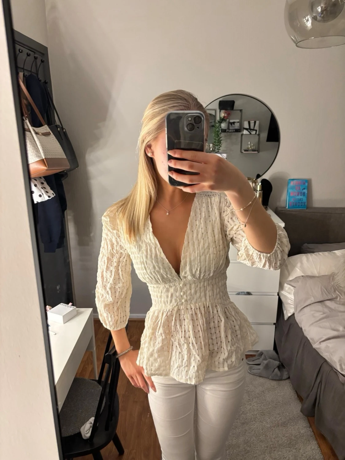 Vit blus med v-ringning och struktur - 2