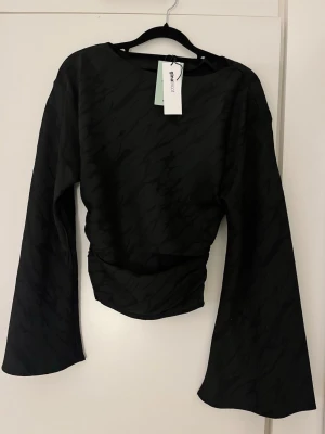 Svart topp med vida ärmar från Gina Tricot - Så fin, helt ny och oanvänd med lappen kvar! Nypris 400. ✨
