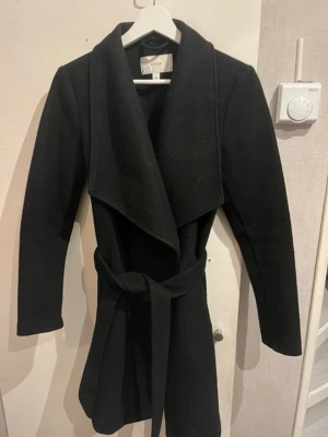 Kappa från vila - Jätte fin kappa från Vila i storlek 34/xs. Säljer då den inte kommer till användning använd fåtal gånger så fint skick, köpt för 500kr säljer för 200kr