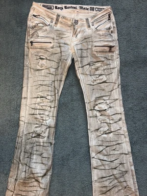 Rock Revival lågmidjade jeans  - Unika lågmidjade rock revival bootcut jeans  📏 Waist: 36cm Innerleg:81cm Total: 100cm