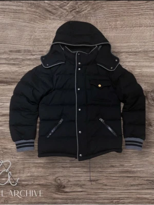 Moncler vintage dunjacka  - En otroligt sällsynt och fett moncler vintage jacka för ett makalöst bra pris - givetvis äkta. Storlek 0 vilket motsvarar xs/s passar 160-175 cm hör av er vid frågor och funderingar 