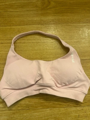 Träningstopp  - Träningstopp i storlek S men passar xs är ganska tajt runt halsen för mig som har S/M