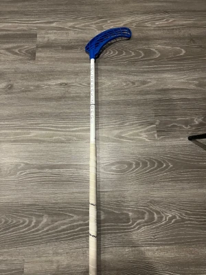 Unihoc superskin ( 92 cm) och left  - Mycket bra skick inget tecken på repor och den är inte speciellt så mycket använd ( 92 cm)
