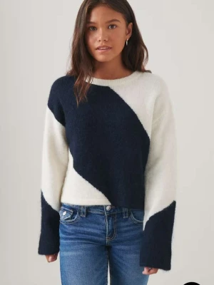 Stickad tröja med marinblått och vitt mönster - Snygg stickad tröja i vitt och mörkblått från Gina Tricot. Säljer för att den inte används. Kontakta för mer specifika bilder. Andvänd kanske 10 gånger 🥰 pris kan diskuteras