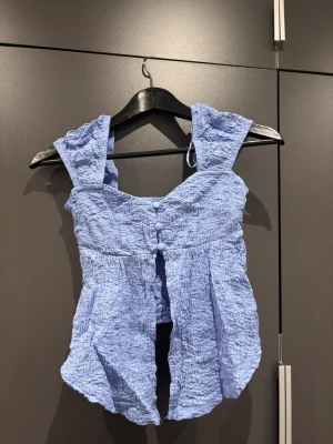 Blå topp  - Somrig blå topp, aldrig använd men lite skrynklig då den legat ett tag