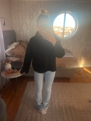 Säljer ett par helt nya ljusblåa G rise jeans - Säljer ett par helt nya G Rise jeans som jag aldrig använt pgr av att dem aldrig bara kommit till andvändning. Dem är i storleken m och dem är i modellen gena jeans. Köpta nya för 1000kr