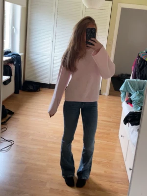 Blå bootcut jeans med låg midja - Low waisted bootcut jeans från Gina tricot, skicka om du har någon fråga!💕