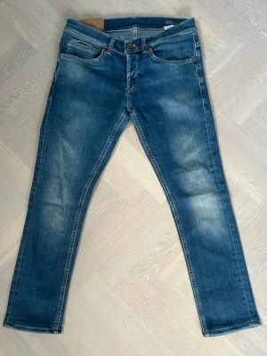 Dondup George Jeans - Tja säljer nu dessa riktigt snygga Dondup jeansen i storlek 32 där nypriset är cirka 4000kr och modellen är George, skick 9/10 vid minsta lilla fundering så är det bara att höra av sig!  Mvh Santén 