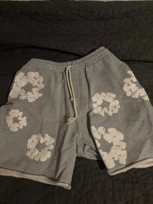 Denim tears shorts  - Fina denim tears shorts i storlek M pris kan diskuteras vid fler frågor hör av dig !