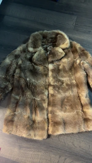 äkta päls vintage pälsjacka - säljer en äkta päls jacka som är i super bra skick då den inte kommer till användning! (oklart vilken päls det är men tror det är mink) pris kan diskuteras!