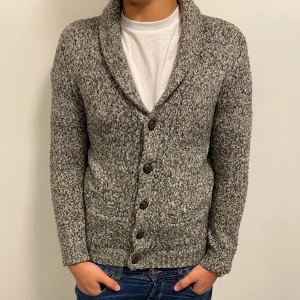 Abercrombie & Fitch Cardigan - Tjena! Säljer nu min Abercrombie & Fitch cardigan i strl XS men skulle säga att den passar S med, väldigt varm och skön och det finns inga defekter på den. Nypris 1299 Mitt pris: 599✌🏽