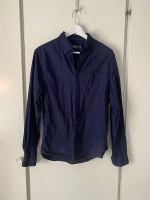 Marinblå Oxford skjorta Dressman - Schysst med en tisha under