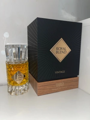 Royal blend vintage - Royald blend vintage är en parfym inspirerad av whisky och klassiska drinkar, med varma, träiga och komplexa dofttoner som ger känslan av ett elegant destilleri. Den doftar rikare av trä, kryddor och balsamiska inslag jämfört med många andra dofter, och ger en lite vuxen, sofistikerad känsla som passar bra vid kvällar eller särskilda tillfällen.  