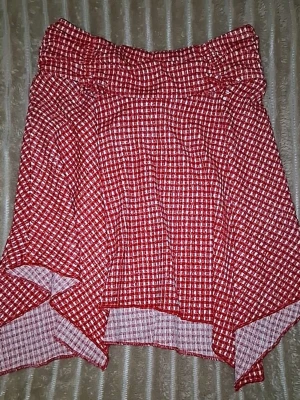 Rutig röd kjol från Primark - Säljer en röd och vit rutig kortkjol från Primark. Kjolen har ett mjukt, lätt material och elastisk midja för skön passform. Perfekt för dig som gillar en avslappnad och trendig stil.