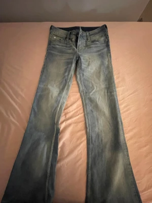 Blå bootcut jeans med slitningar - Säljer ett par blå bootcut jeans från weekday/cheap monday. inte använda för jah råkade köpa fel storlek ❣️ men jätte snygga !! skriv om ni vill köpa.