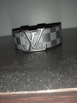 Svart bälte i rut mönster - Priset är ej hugget i sten, skickar så snabbt som möjligt!