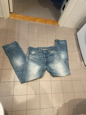 Levi's 501 jeans - Säljer ett par klassiska jeans från Levis med raka ben och snygga fades. W34 L32