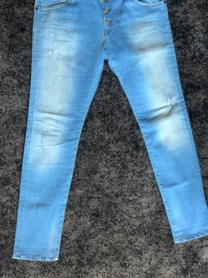 Replay jeans blåa W30 - Säljer blåa replay jeans som är använda ett fåtal gånger. Hög kvalité 