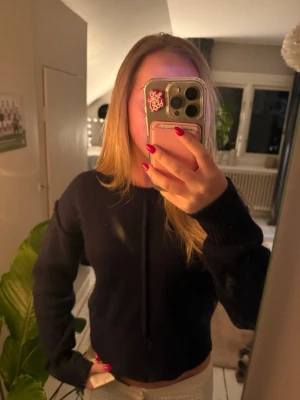 Mörkblå stickad tröja med rund hals - Mysig mörkblå stickad tröja med rund hals och långa ärmar. Perfekt att matcha med jeans eller kjol för en avslappnad look.❤️❤️