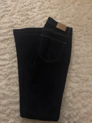Mörkblå Perfect Jeans Bootcut  - Säljer ett par mörkblå jeans från Gina tricot. Dom är bootcut och mörkblå och knappt använda  