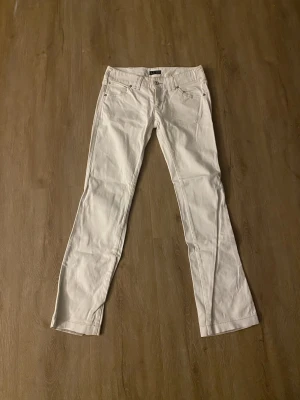 Vita raka jeans från Armani jeans  - Vita raka jeans från Armani jeans storlek 27. Väldigt bra skick. Lågmidjade.