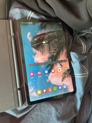 Samsung Galaxy Tab med S Pen och fodral - Säljer en Samsung Galaxy Tab i svart med tillhörande S Pen och skyddande fodral. Surfplattan har en stor, rektangulär pekskärm och tunna kanter. Perfekt för både surf, anteckningar och appar. Snygg och modern design i metall och glas.