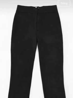 Svarta leggings med dragkedja - Svarta leggings med hög midja och diskret dragkedja i sidan. Tight passform och stretchigt material som sitter snyggt på kroppen. Perfekta att matcha med oversized tröjor eller crop tops.