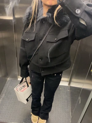 Meotine jacka Charlie modellen - Köpt från Jackies för 3000, modellen är croppad och har bra passform. Den är andvänd o lite nopprig men inget man tänker på. Skriv för mer bilder! 