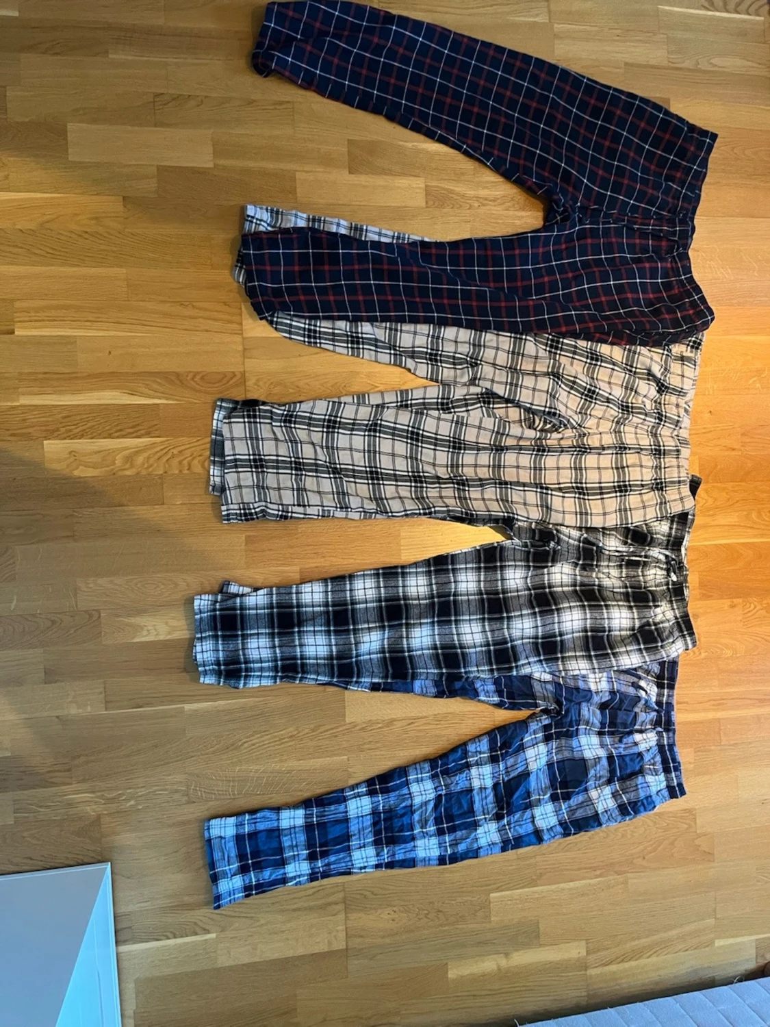 Fyra rutiga pyjamasbyxor i bomull