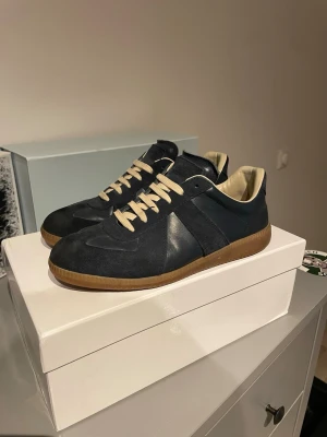 Maison margiela gats - Säljer mina Maison Margiela GAT då de tyvärr inte kommer till användning längre. De är endast använda i cirka två veckor och är i mycket bra skick. Nypriset ligger runt 6000 kr, men jag säljer mina för 2499 kr. Hör gärna av dig vid frågor eller intresse.