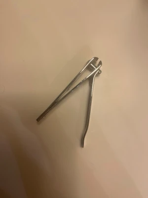 Silverfärgad hårklämma i metall - Stilren hårklämma i silverfärgad metall med minimalistisk design. Perfekt för att hålla håret på plats och skapa snygga frisyrer. Klämman har en enkel och modern form som passar till många olika looks.