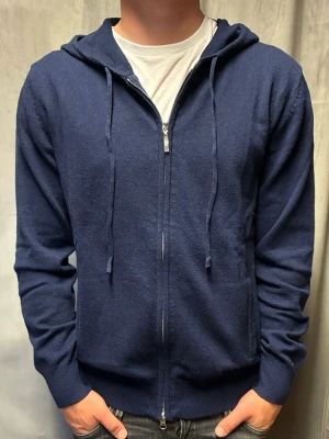 Kashmir/Merino zip hoodie - En stilren mörkblå Kashmir/merino hoodie i storlek M! Modellen är 177cm lång, passar lite längre! Endast testad, därför skick 10/10! Hör av dig vid frågor!🌟