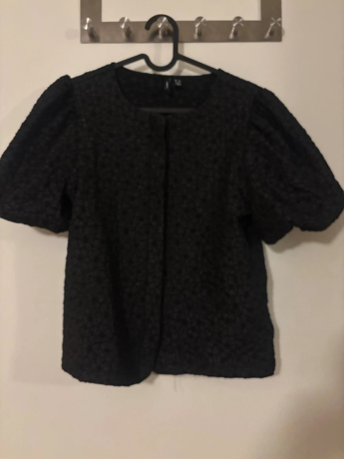 Svart puffärm blus med struktur