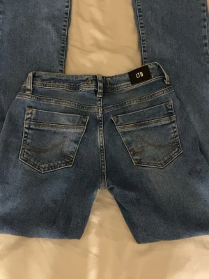 Blå raka jeans från LTB - Säljer dessa ltb jeansen då dom aldrig kommit till användning! I modell valerie och i storlek 25 längd 32