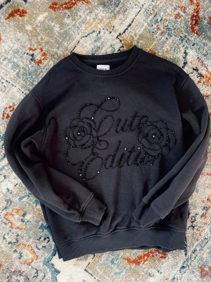 Svart sweatshirt Zara  - Svart sweatshirt från Zara med dekorativa pärlor samt rosdetaljer på bröstet. Tröjan har rund hals, ribbade muddar och är tillverkad i mjukt sweatshirtmaterial. Perfekt för en trendig och avslappnad look. Väldigt cool och unik, en vardaglig tröja men något extra! Den passar mig tyvärr inte längre säljer därför vidare🌹✨