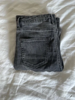 Midwaist bootcut jeans - Jeans från Kapphal i strl 146.  De är mörkgråa utan defekter och resår i midjan. Skriv gärna för fler bilder eller annat 💗(pris kan diskuteras!)