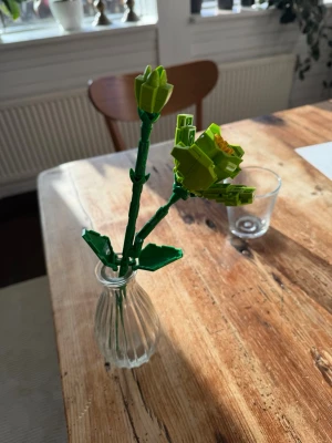 Grön LEGO-blomma  - Säljer en cool grön Lego-blomma med instruktion för montering. Jag kan även ta loss bitarna så att den går att bygga ihop igen.