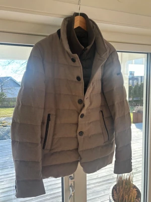 DUNO Kavaj Dunjacka - Tja säljer nu denna riktigt snygga jackan från det italienska märket DUNO. Jackan passar perfekt nu till vår. Den är i storlek 50 (M/L) och i nyskick. Hör av er vid frågor eller funderingar:)