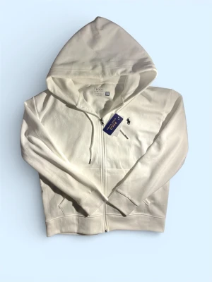 Ralph Lauren hoodie - vit  - Tjena! Säljer nu denna Ralph lauren koftan,helt ny testad 1 gång och tyvärr så passade inte den mig,storlek M,True to size.Hör av er för frågor och funderingar 