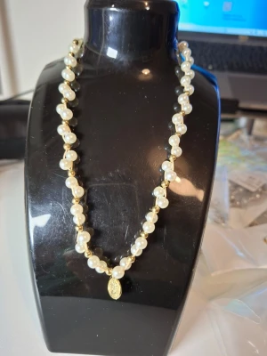 Pärlhalsband med guldberlock - Överge samlingen, utförsäljning till låga priser