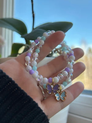 fjärilsarmband 🦋 - 39 kr/styck! 💜 handgjorda armband med pärlor i lila & blå! Varje armband har en hängande fjärilsberlock i guld. Tillverkade med dubbla trådar för säkerhet! Köp via köp nu eller frimärke (18 kr)  välj mellan blå eller lila’