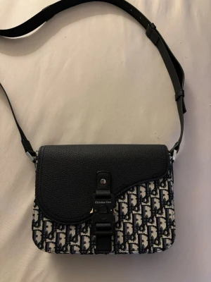 CD väska - svart/vit - Fet CD väska som är väldigt unik och ej går att få tag på. Passar perfekt nu när varma dagar är runt hörnet. Passa på och var unik, pris kan alltid diskuteras vid snabb affär.