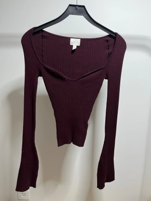 Mörklila/vinrdö ribbad topp från H&M - Mörklila/ vinröd stickad långärmad topp från H&M, den är väldigt strechig ( det är därför den ser ut som den gör på bilden) tror ej går och köpa längre, använd 3 ggr