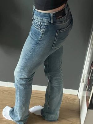 Bootcut replay jeans - Blå replay jeans men snygga slitna detaljer. Jeansen är bootcut och lågmidjade. Innerbenlängd ca 82cm, rakt över midjan ca 36 cm. Enda defekten är att byxorna är lite slitna nere vid benslutet som man kan se på sista bilden. Köpta för cirka 1500kr för några år sedan och är varsamt använda🌟 lämna prisförslag!!