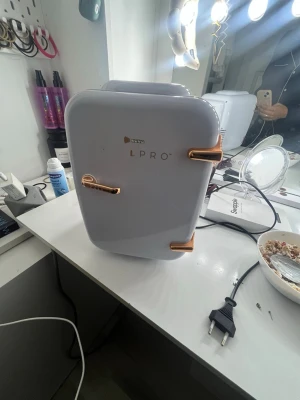 Sminkkylskåp LPRO i vitt med gulddetaljer - Snyggt sminkkylskåp från LPRO i vit plast med stilrena guldfärgade handtag. Kompakt och modern design som passar perfekt på sminkbordet. Utrustad med AC-sladd och reglage för både kyla och värme på baksidan. Perfekt för att hålla dina skönhetsprodukter fräscha. Köpte den från Lyko för 1500kr säljer för 800kr pris kan diskuteras ❤️❤️