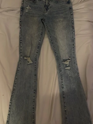 True religon jeans blåa  - Säljer dessa true religion byxor i stilen ”Becca” Då dom inte kommer till användning. utsvänga bootcut jeans med hål i. Köpta från Nelly ❤️ priset kan såklart diskuteras