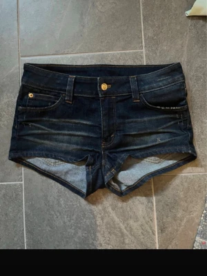 Mörkblå jeansshorts från Cheap Monday - Säljer ett par mörkblå shorts från Cheap Monday. Storlek XS men passar S också.