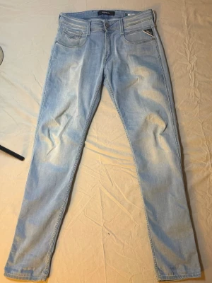 Replay Anbass slim jeans ljusblå – 29/32 – Mycket bra skick - Replay Anbass slim jeans ljusblå – 29/32 – Mycket bra skick  Sjukt snygga Replay Anbass slim jeans i ljusblå färg, storlek 29/32, i mycket bra skick. Anbass är en av Replays mest populära modeller tack vare sin perfekta slim passform och bekväma stretch.  Perfekta för streetwear, laidback stil eller mer clean outfits. En riktigt bra vardagsdenim med premiumkänsla.  Mått: Midja: 37 cm Längd: 102 cm  • Märke: Replay • Modell: Anbass • Passform: Slim • Skick: Mycket bra  Replay 6