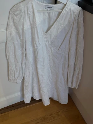 Studentklänning  - Köpt här på vinted, aldrig använd av mig men förmodligen av tidigare ägare. Är inte i nyskick men ser inga fläckar eller liknande!  Storlek M